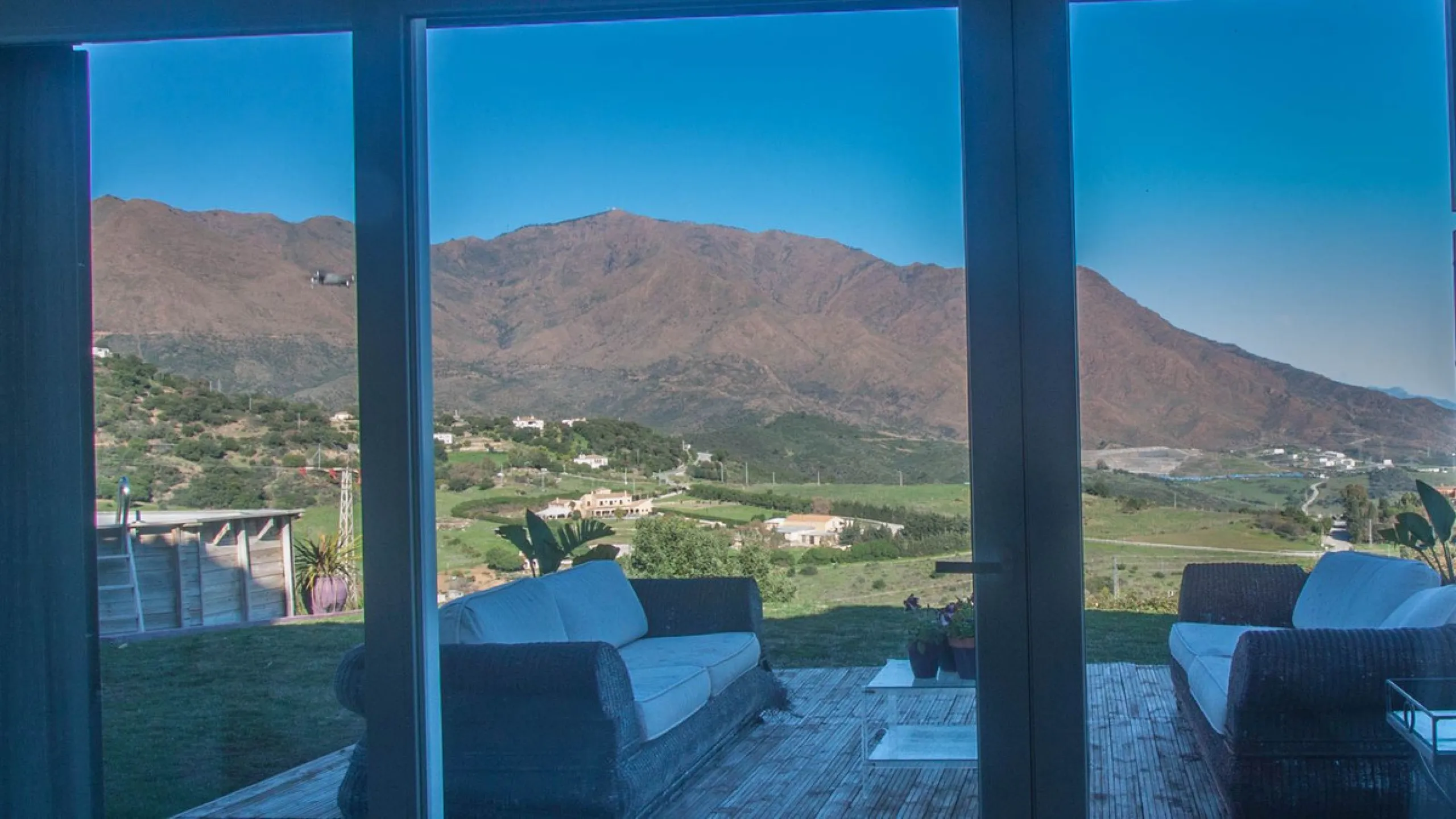 This charming finca is located on a hill in Casares, offering spectacular views of Sierra Bermeja and a natural setting perfect for disconnecting and enjoying tranquility.