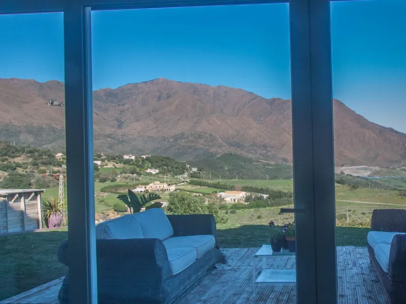 This charming finca is located on a hill in Casares, offering spectacular views of Sierra Bermeja and a natural setting perfect for disconnecting and enjoying tranquility.