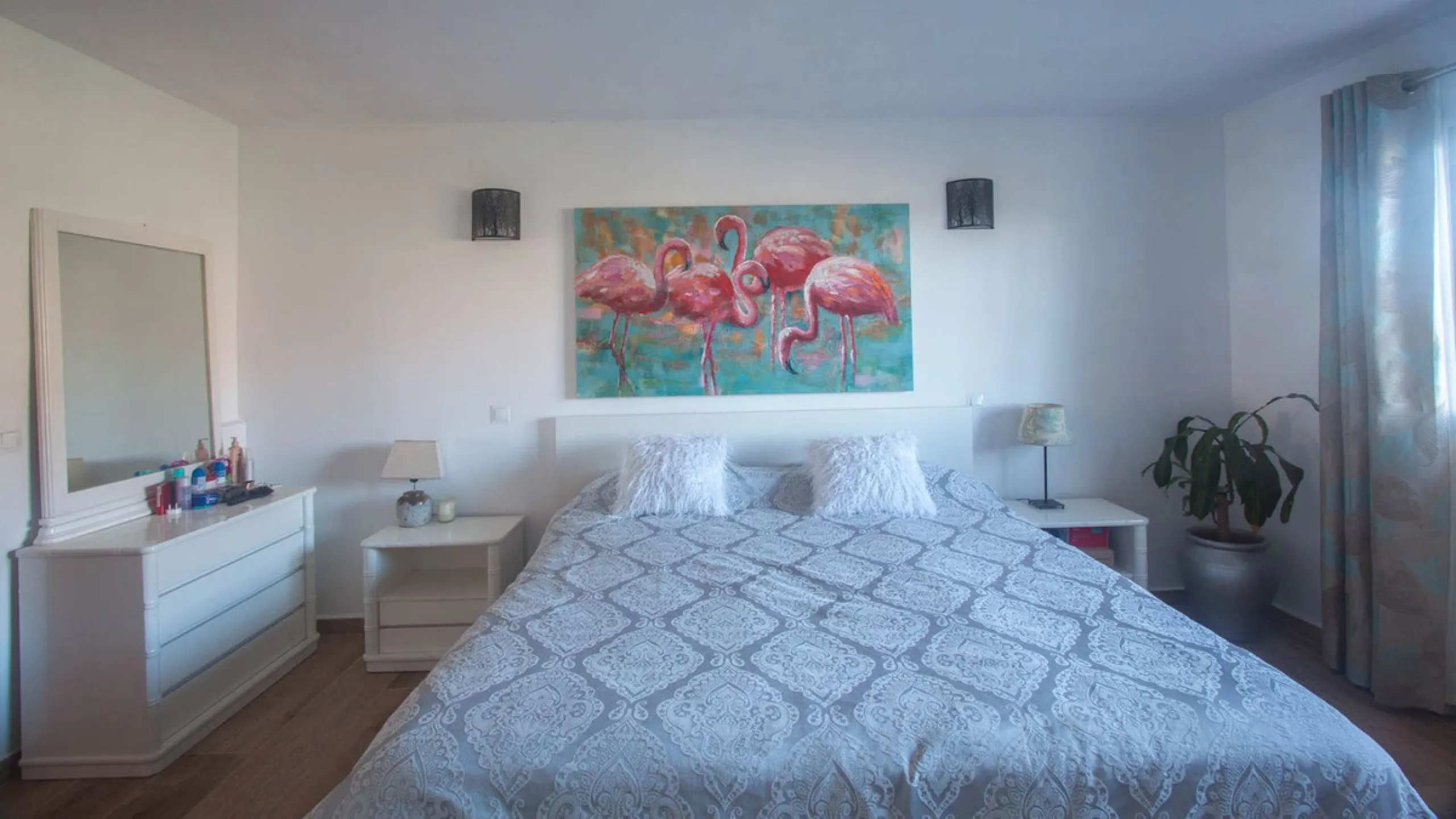 This charming finca is located on a hill in Casares, offering spectacular views of Sierra Bermeja and a natural setting perfect for disconnecting and enjoying tranquility.