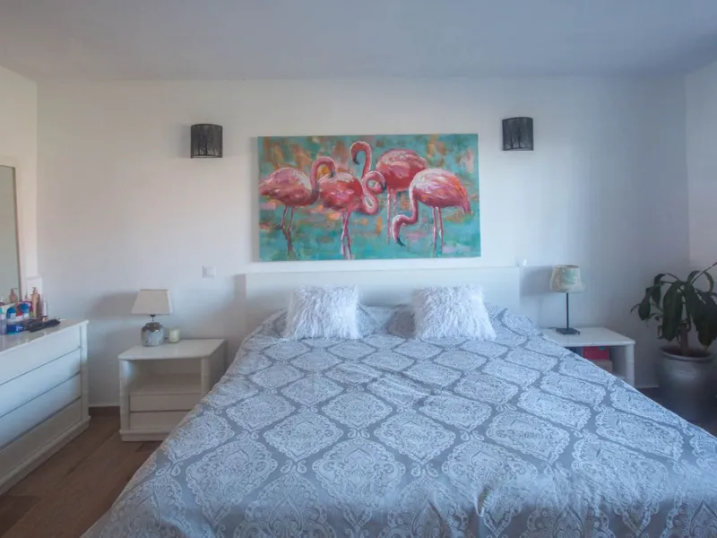 This charming finca is located on a hill in Casares, offering spectacular views of Sierra Bermeja and a natural setting perfect for disconnecting and enjoying tranquility.