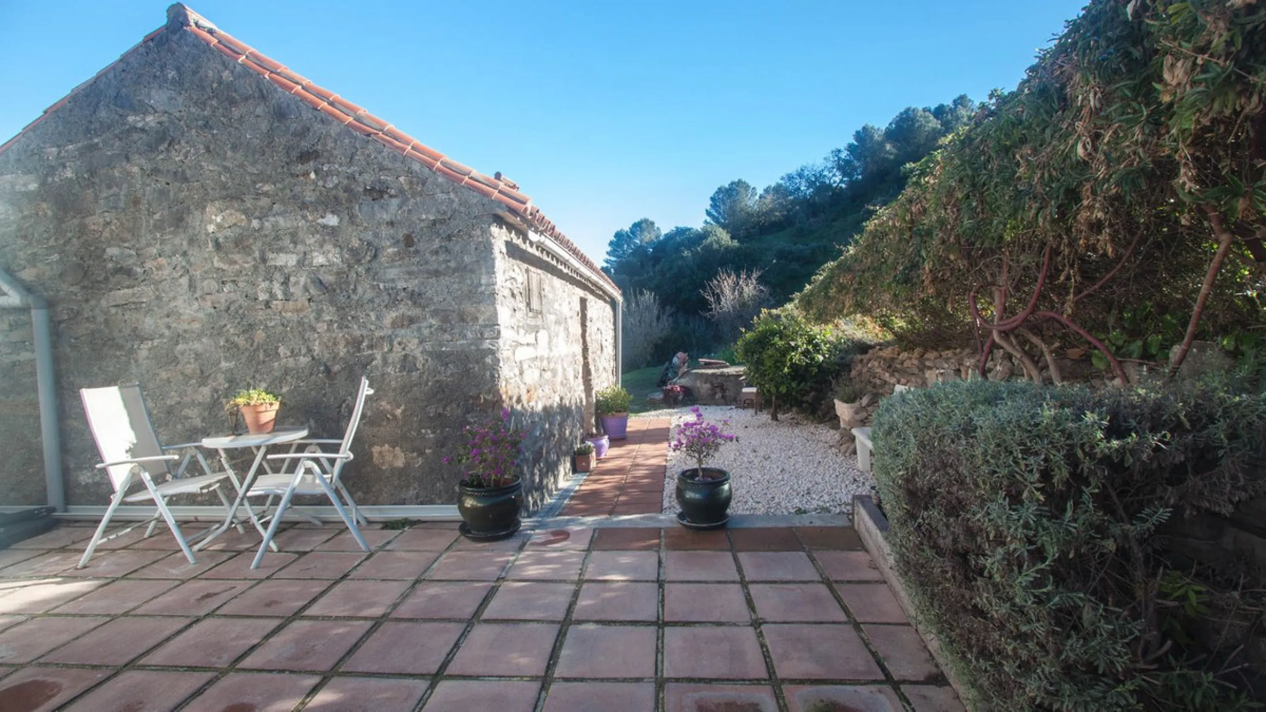 This charming finca is located on a hill in Casares, offering spectacular views of Sierra Bermeja and a natural setting perfect for disconnecting and enjoying tranquility.