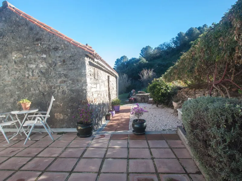 This charming finca is located on a hill in Casares, offering spectacular views of Sierra Bermeja and a natural setting perfect for disconnecting and enjoying tranquility.