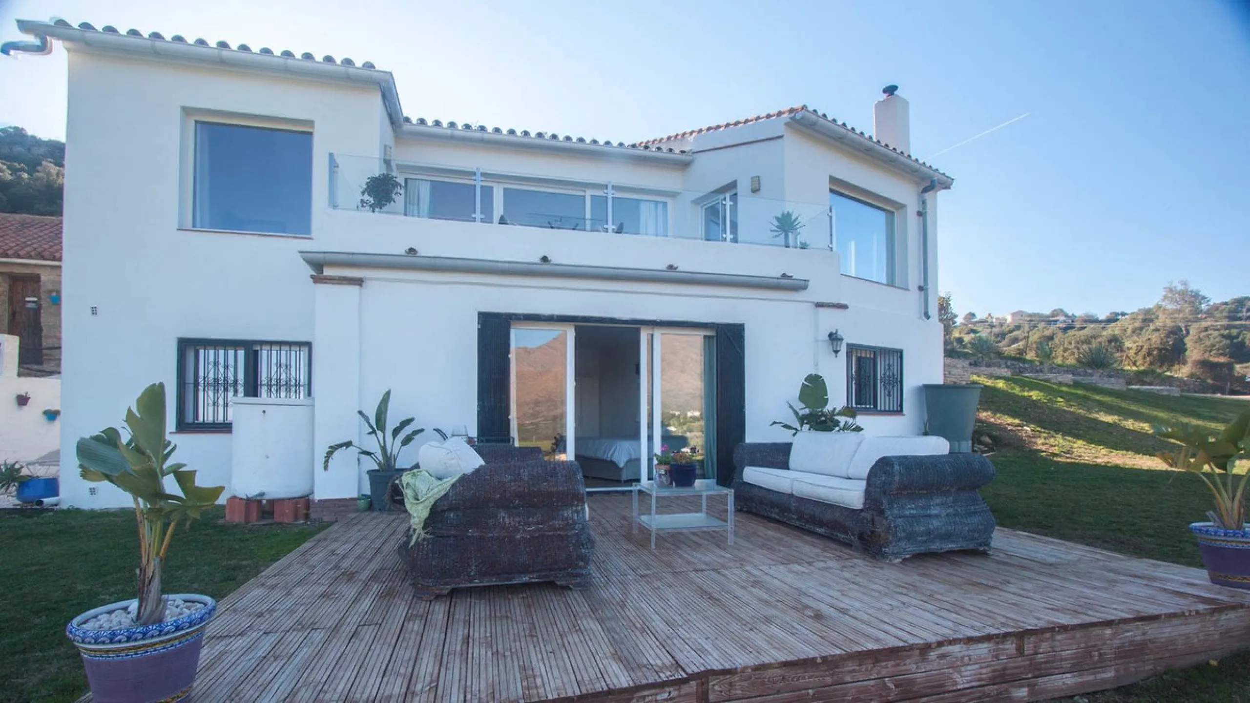 This charming finca is located on a hill in Casares, offering spectacular views of Sierra Bermeja and a natural setting perfect for disconnecting and enjoying tranquility.
