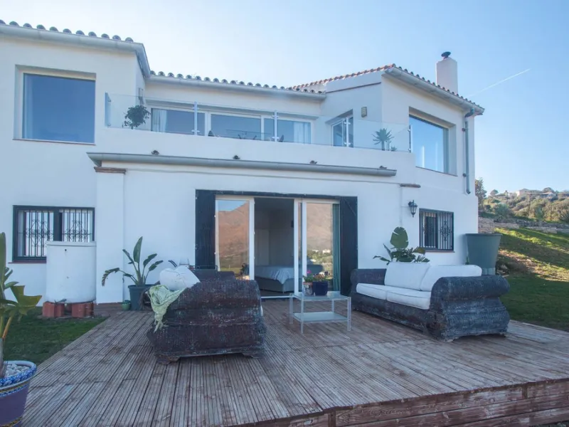 This charming finca is located on a hill in Casares, offering spectacular views of Sierra Bermeja and a natural setting perfect for disconnecting and enjoying tranquility.