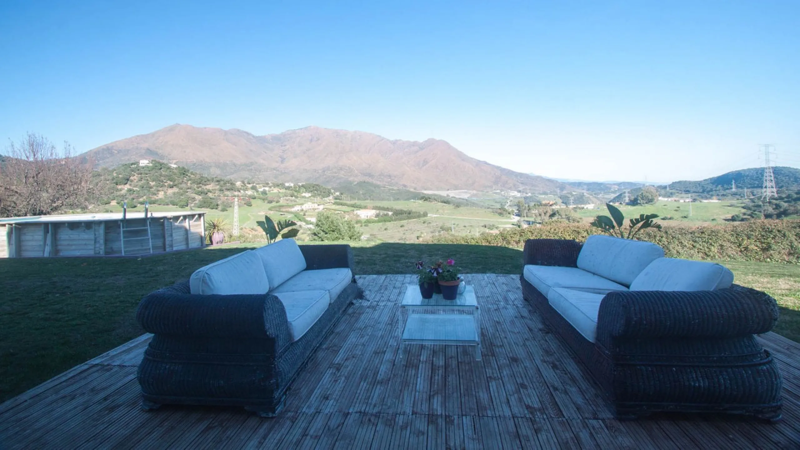 This charming finca is located on a hill in Casares, offering spectacular views of Sierra Bermeja and a natural setting perfect for disconnecting and enjoying tranquility.