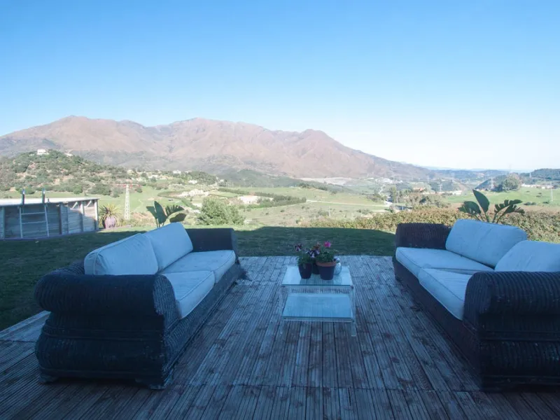 This charming finca is located on a hill in Casares, offering spectacular views of Sierra Bermeja and a natural setting perfect for disconnecting and enjoying tranquility.