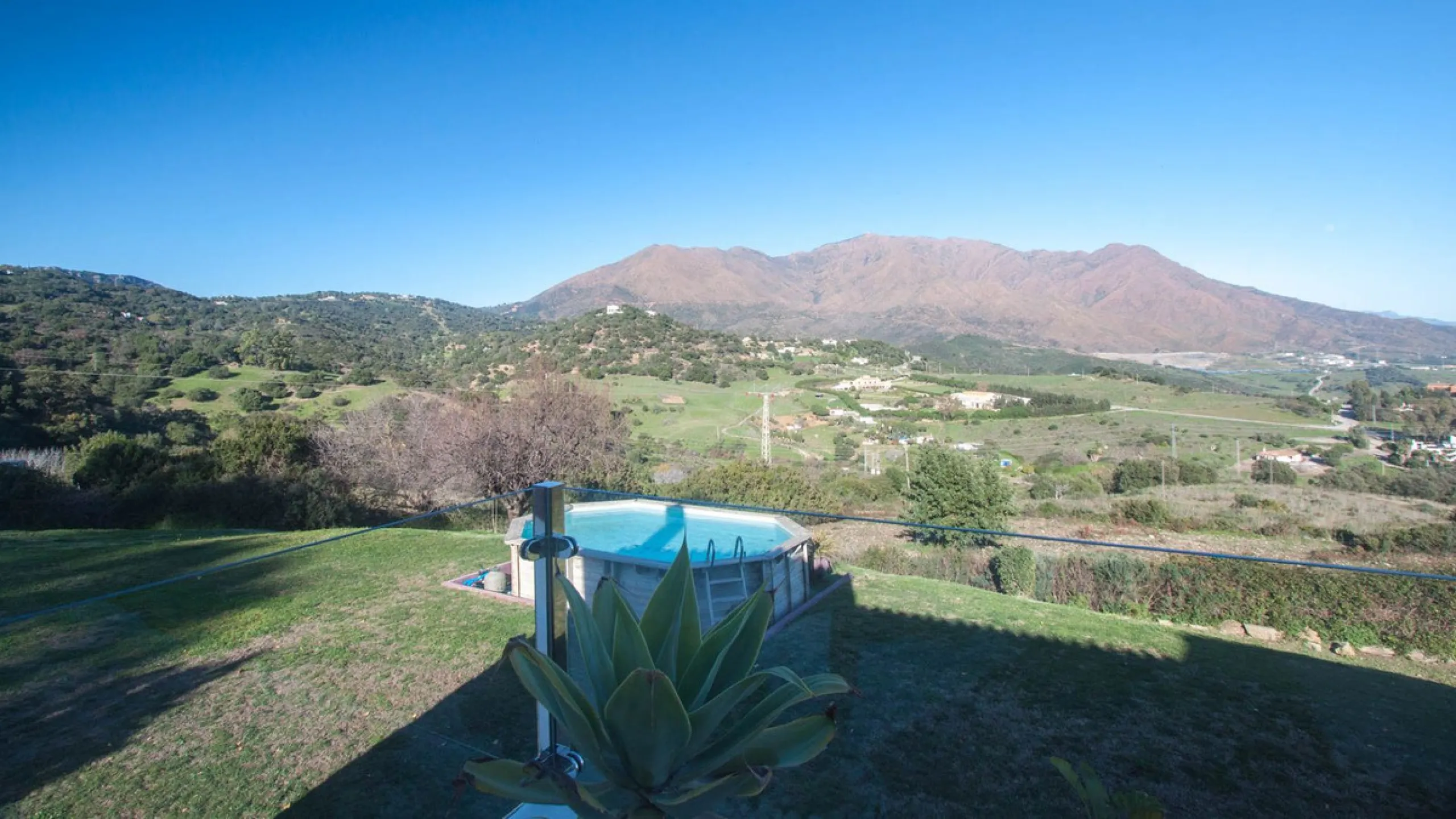 This charming finca is located on a hill in Casares, offering spectacular views of Sierra Bermeja and a natural setting perfect for disconnecting and enjoying tranquility.