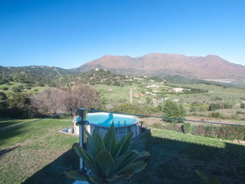 This charming finca is located on a hill in Casares, offering spectacular views of Sierra Bermeja and a natural setting perfect for disconnecting and enjoying tranquility.
