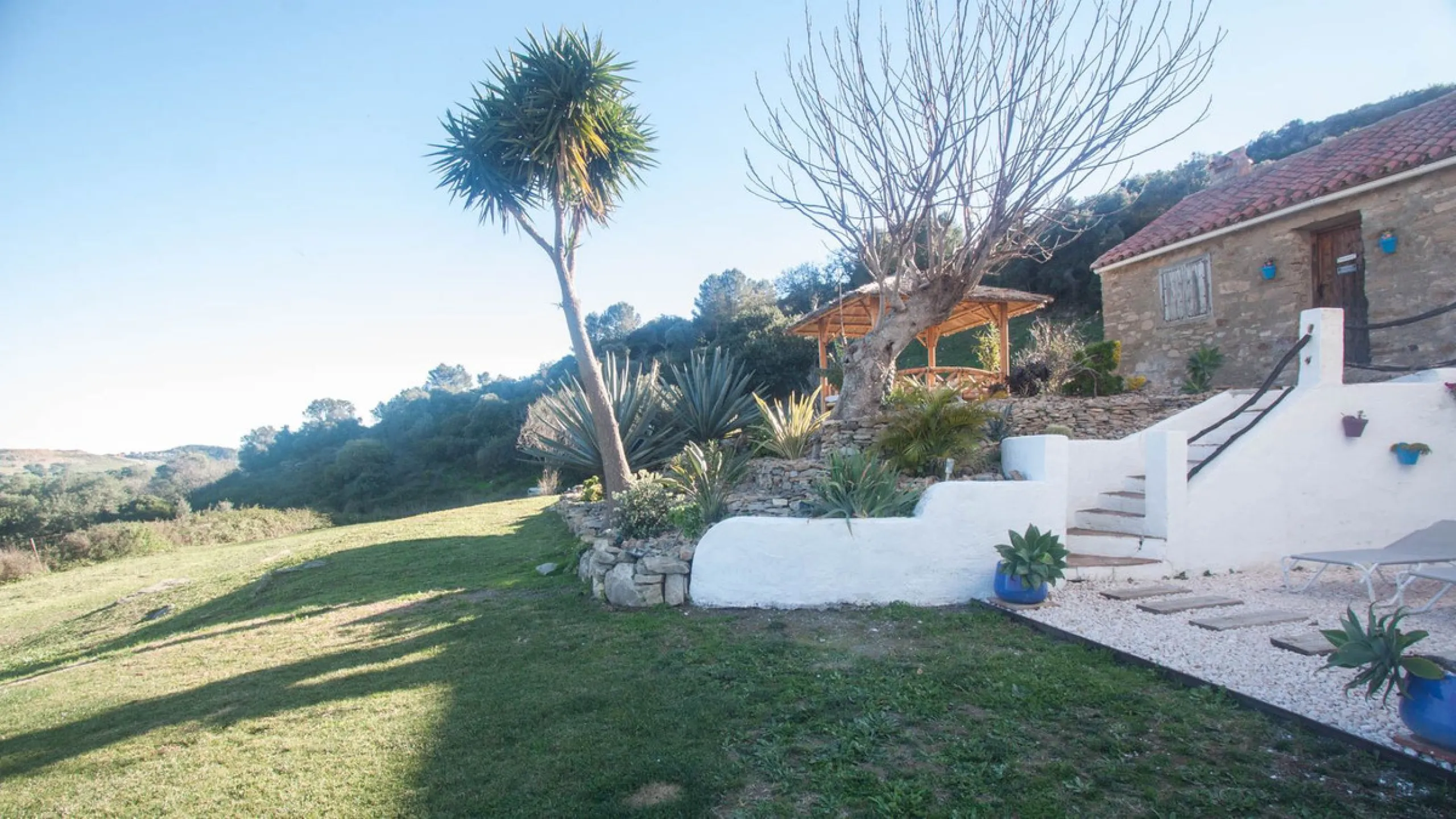 This charming finca is located on a hill in Casares, offering spectacular views of Sierra Bermeja and a natural setting perfect for disconnecting and enjoying tranquility.