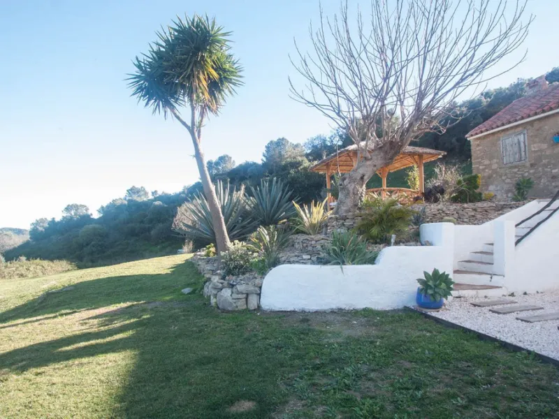 This charming finca is located on a hill in Casares, offering spectacular views of Sierra Bermeja and a natural setting perfect for disconnecting and enjoying tranquility.