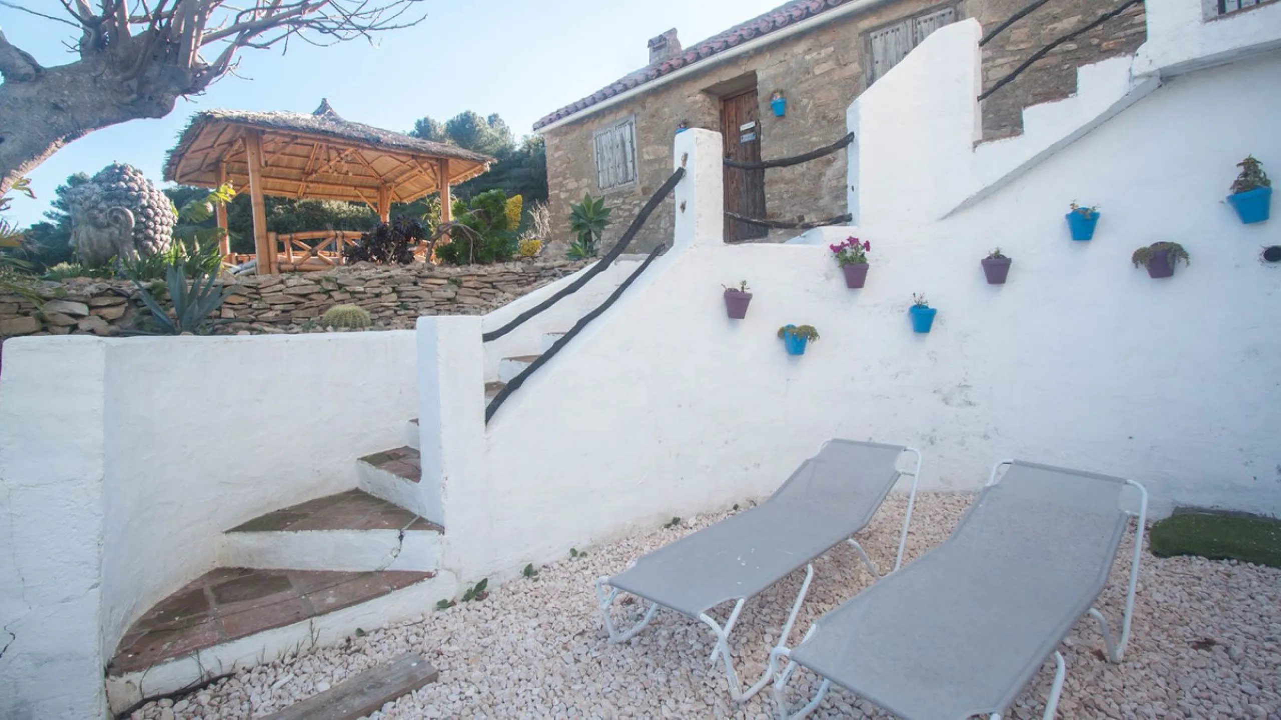 This charming finca is located on a hill in Casares, offering spectacular views of Sierra Bermeja and a natural setting perfect for disconnecting and enjoying tranquility.