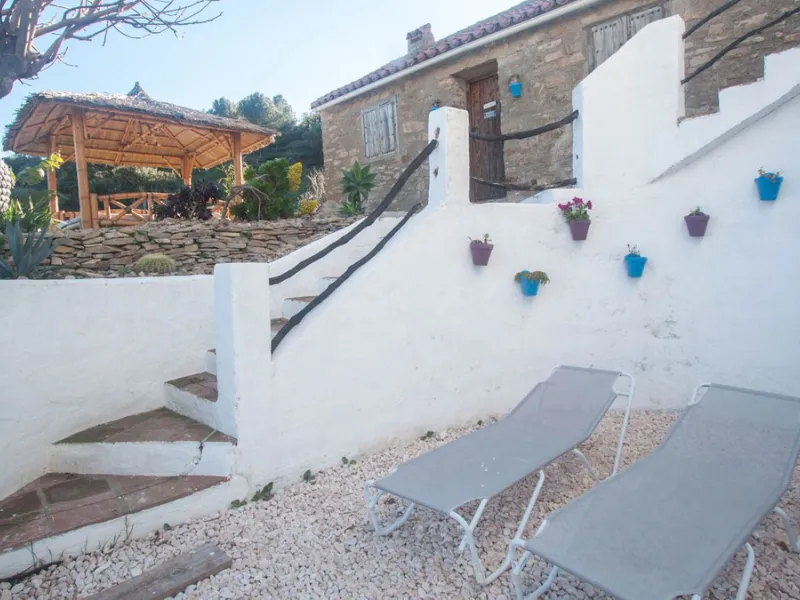 This charming finca is located on a hill in Casares, offering spectacular views of Sierra Bermeja and a natural setting perfect for disconnecting and enjoying tranquility.
