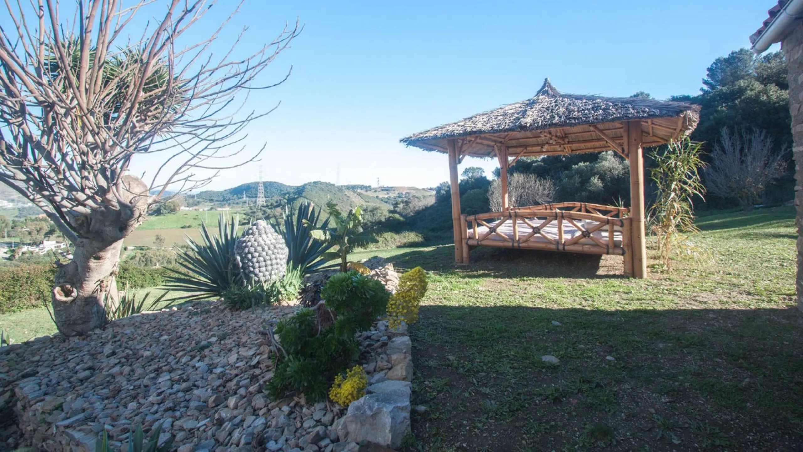 This charming finca is located on a hill in Casares, offering spectacular views of Sierra Bermeja and a natural setting perfect for disconnecting and enjoying tranquility.