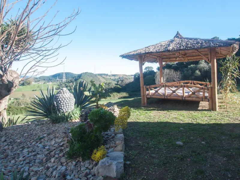 This charming finca is located on a hill in Casares, offering spectacular views of Sierra Bermeja and a natural setting perfect for disconnecting and enjoying tranquility.