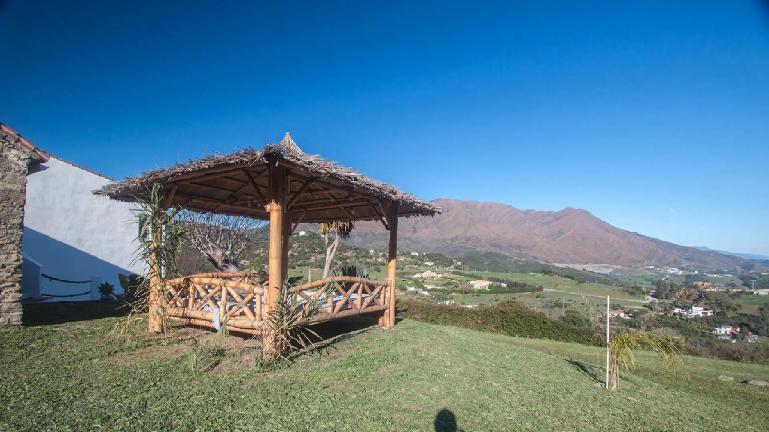 This charming finca is located on a hill in Casares, offering spectacular views of Sierra Bermeja and a natural setting perfect for disconnecting and enjoying tranquility.