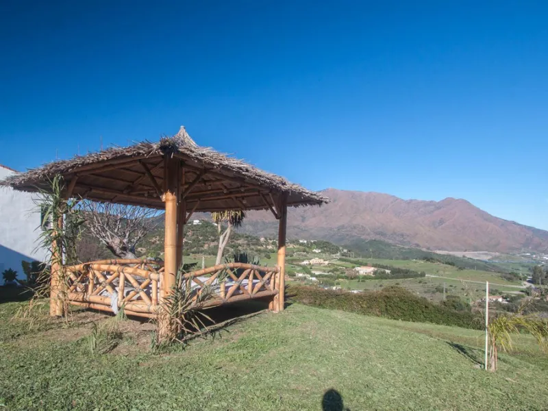 This charming finca is located on a hill in Casares, offering spectacular views of Sierra Bermeja and a natural setting perfect for disconnecting and enjoying tranquility.