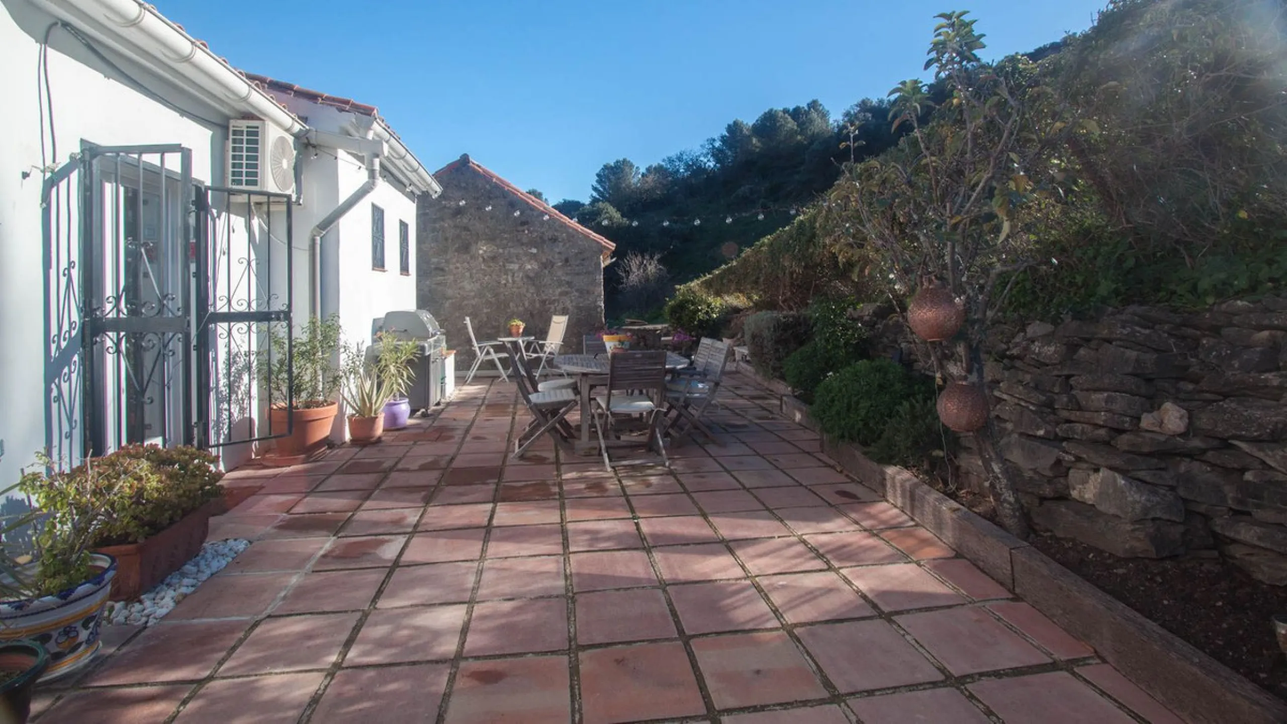 This charming finca is located on a hill in Casares, offering spectacular views of Sierra Bermeja and a natural setting perfect for disconnecting and enjoying tranquility.
