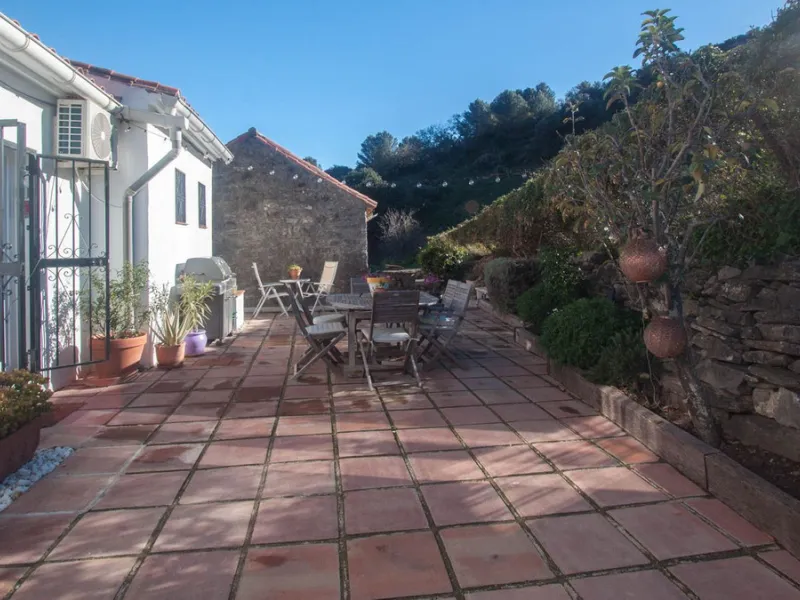 This charming finca is located on a hill in Casares, offering spectacular views of Sierra Bermeja and a natural setting perfect for disconnecting and enjoying tranquility.