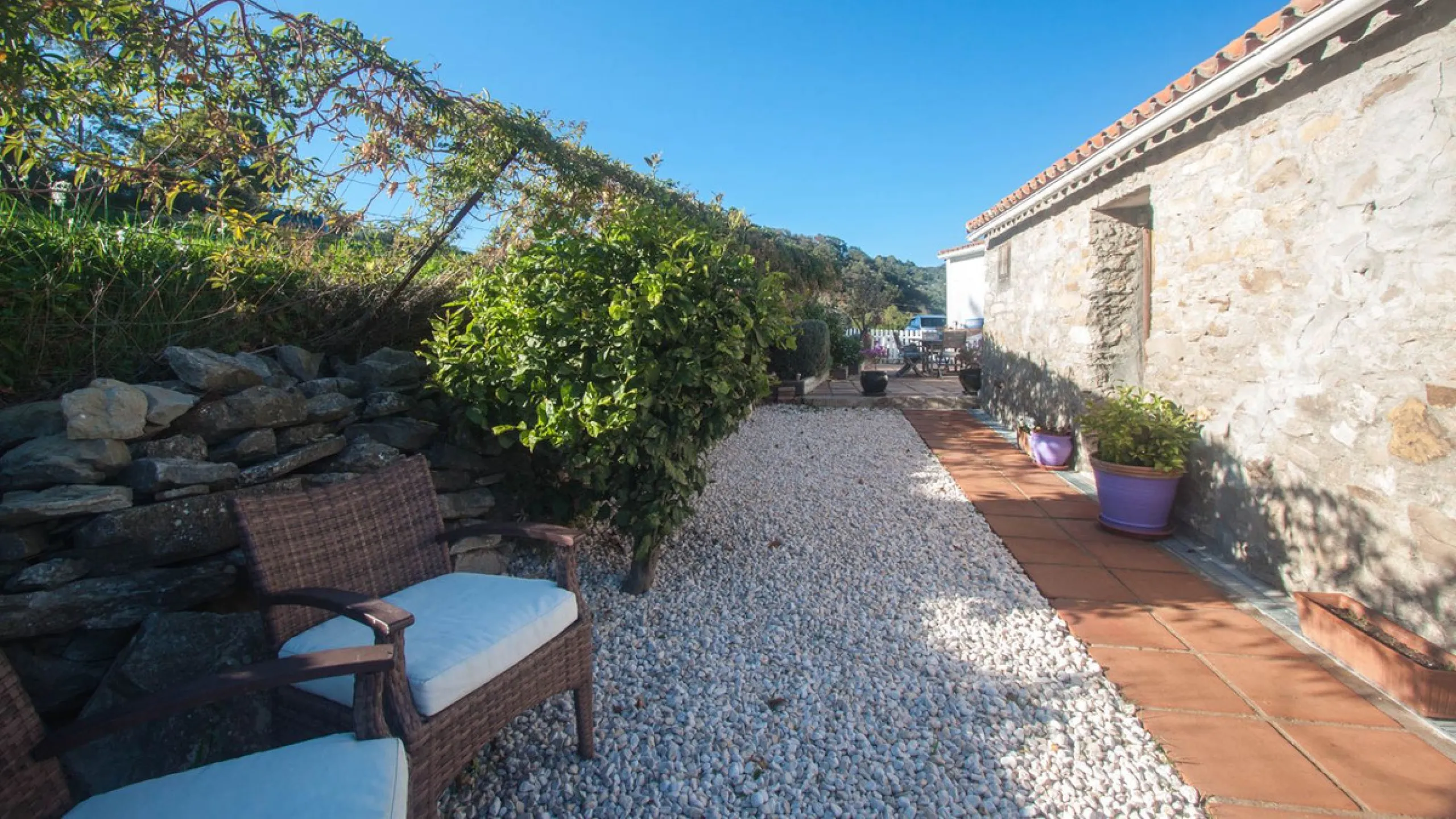 This charming finca is located on a hill in Casares, offering spectacular views of Sierra Bermeja and a natural setting perfect for disconnecting and enjoying tranquility.
