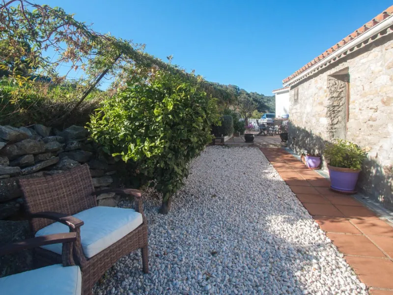 This charming finca is located on a hill in Casares, offering spectacular views of Sierra Bermeja and a natural setting perfect for disconnecting and enjoying tranquility.