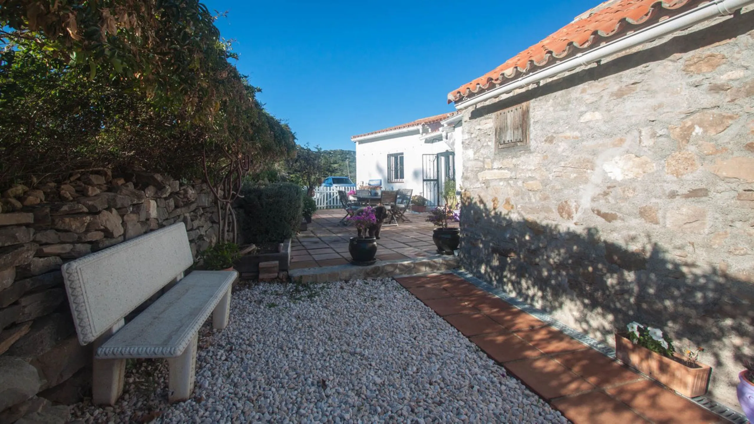 This charming finca is located on a hill in Casares, offering spectacular views of Sierra Bermeja and a natural setting perfect for disconnecting and enjoying tranquility.