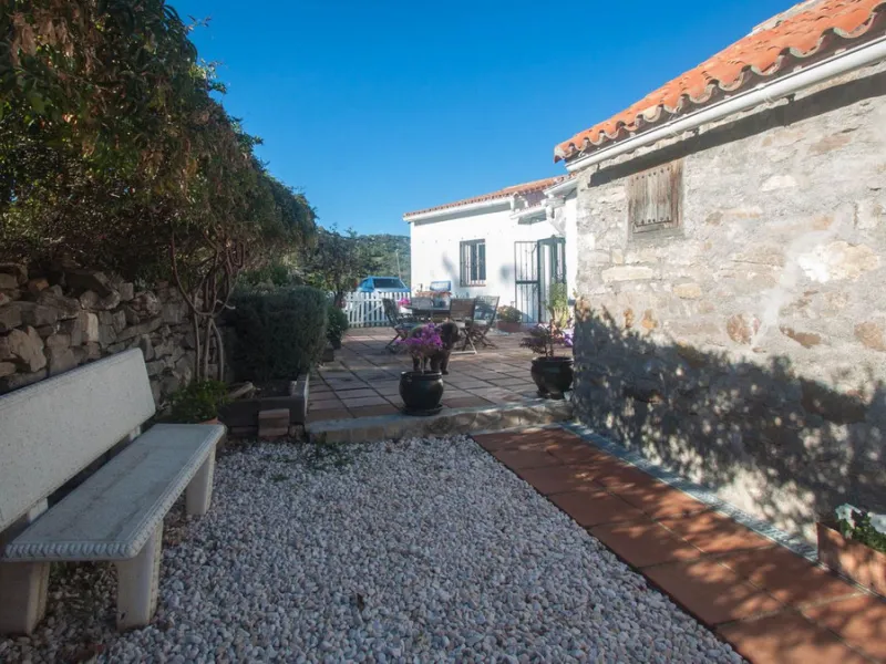 This charming finca is located on a hill in Casares, offering spectacular views of Sierra Bermeja and a natural setting perfect for disconnecting and enjoying tranquility.