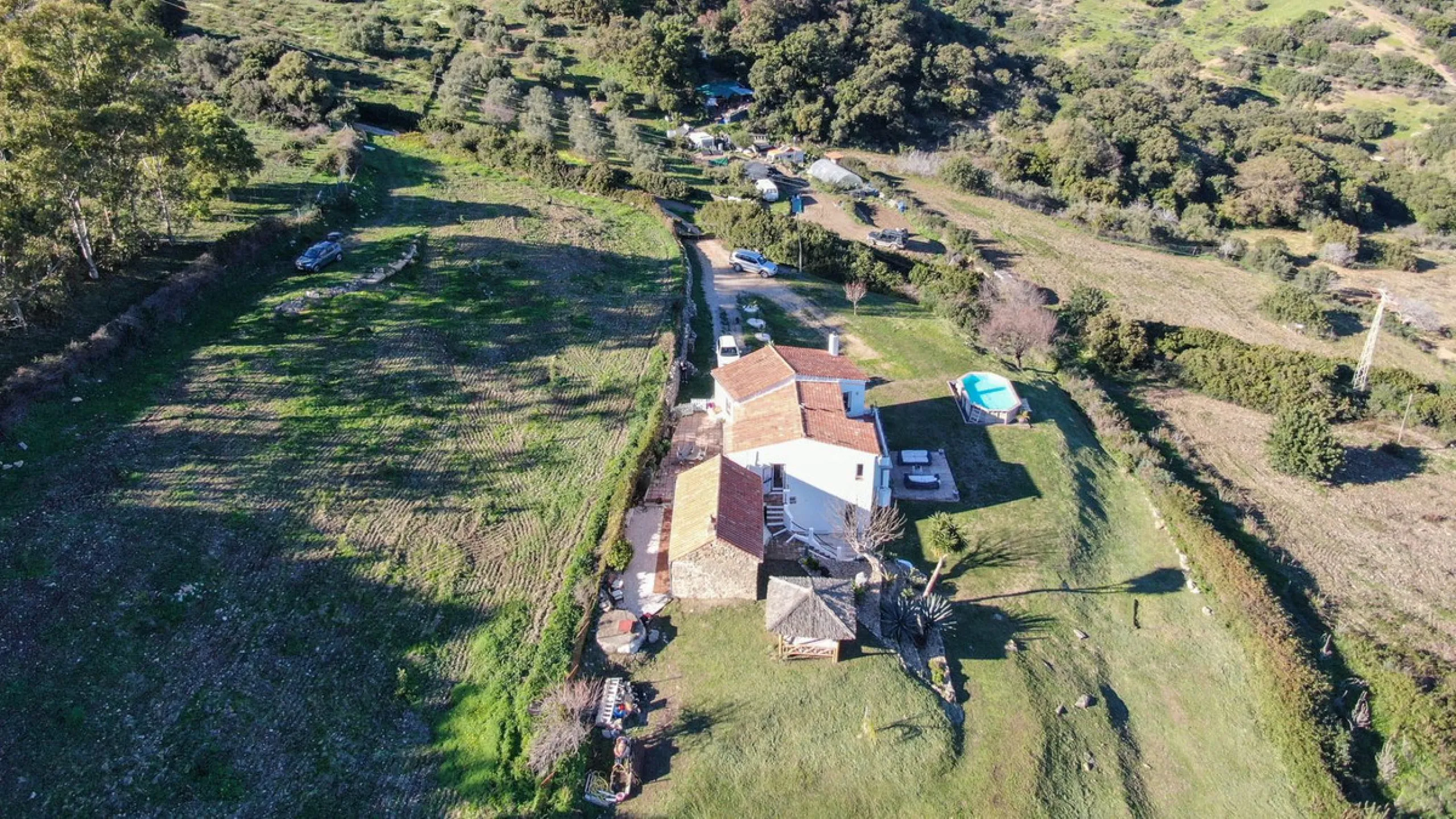 This charming finca is located on a hill in Casares, offering spectacular views of Sierra Bermeja and a natural setting perfect for disconnecting and enjoying tranquility.