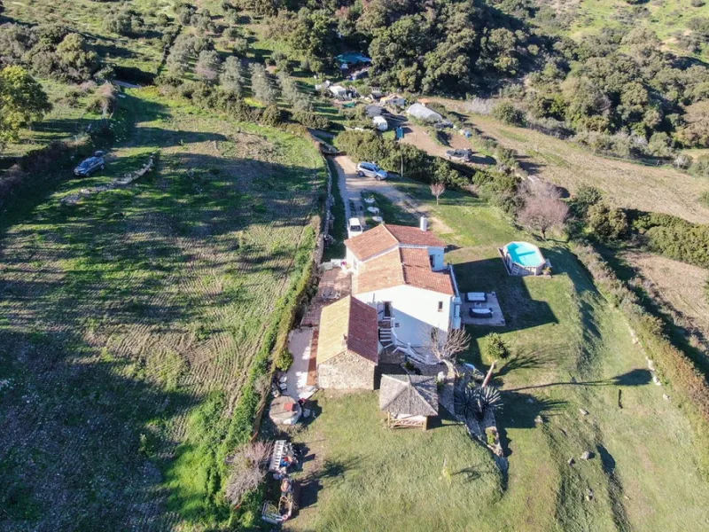 This charming finca is located on a hill in Casares, offering spectacular views of Sierra Bermeja and a natural setting perfect for disconnecting and enjoying tranquility.