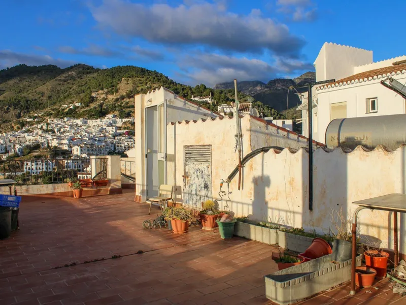 Centrally Located Apartment in Frigiliana with Fantastic Views and Opportunities.