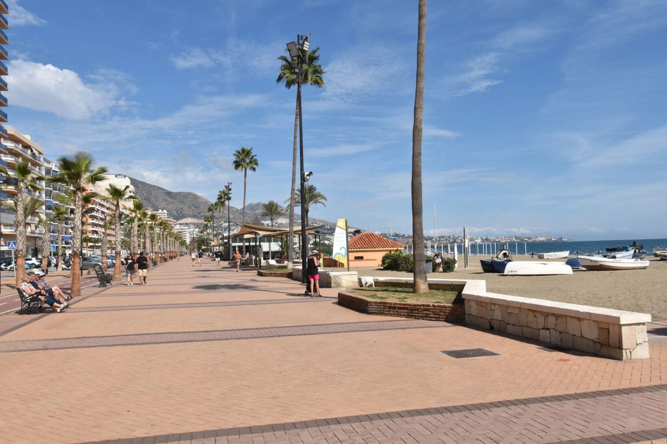 Magnificent apartment on the beachfront in Fuengirola located in the best area of ​​Los Boliches.