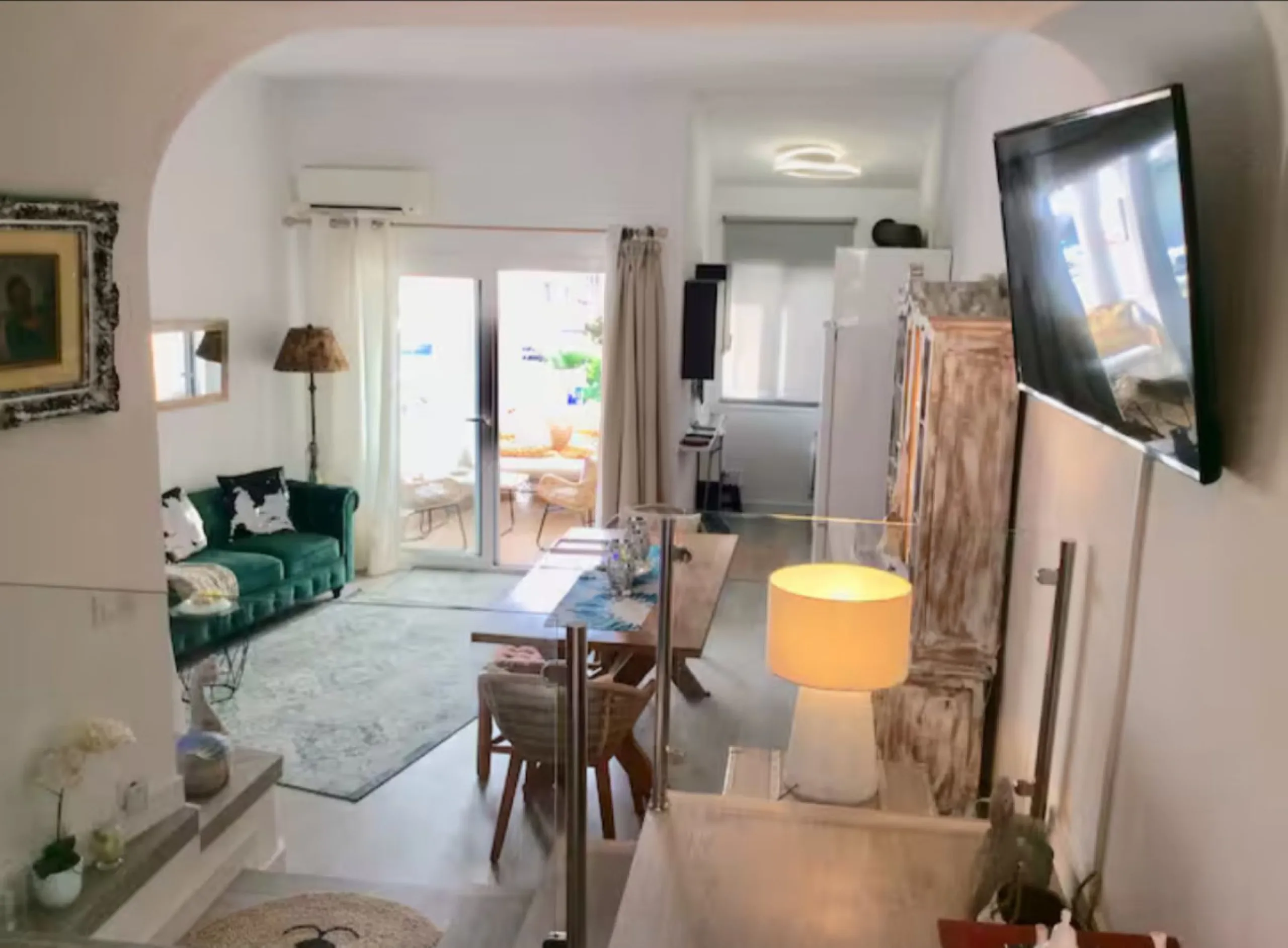 Beautiful apartment located in an urbanization on the beachfront and the famous Port of Cabopino.