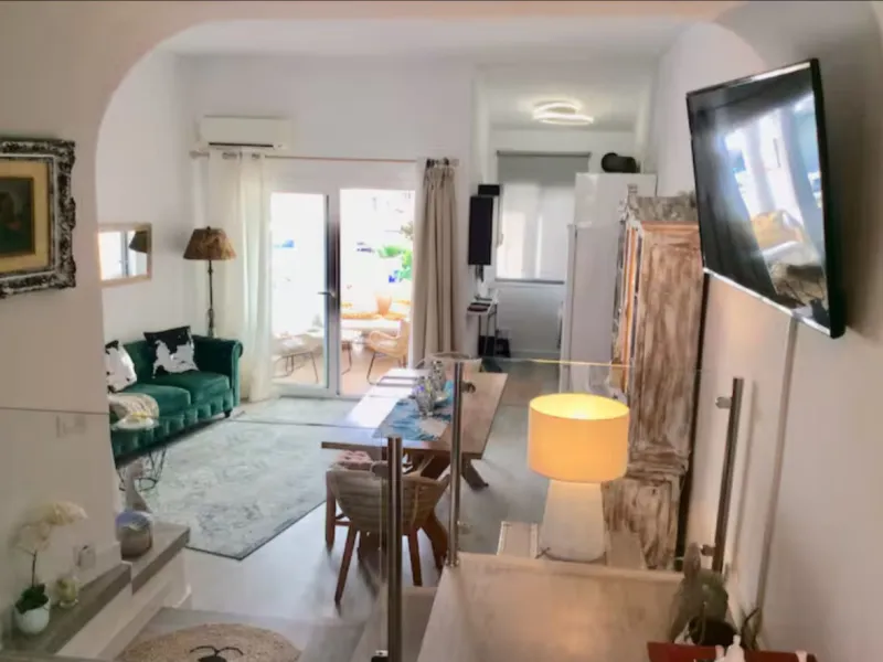 Beautiful apartment located in an urbanization on the beachfront and the famous Port of Cabopino.