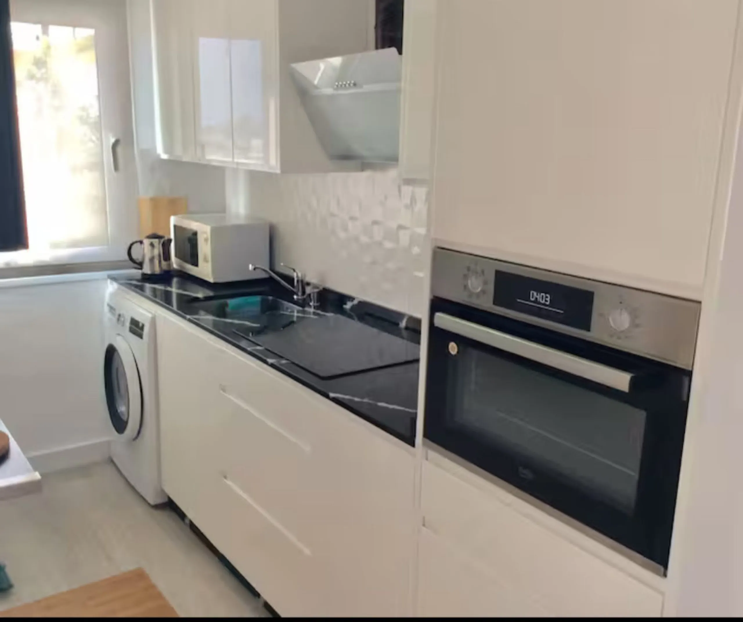 Beautiful apartment located in an urbanization on the beachfront and the famous Port of Cabopino.