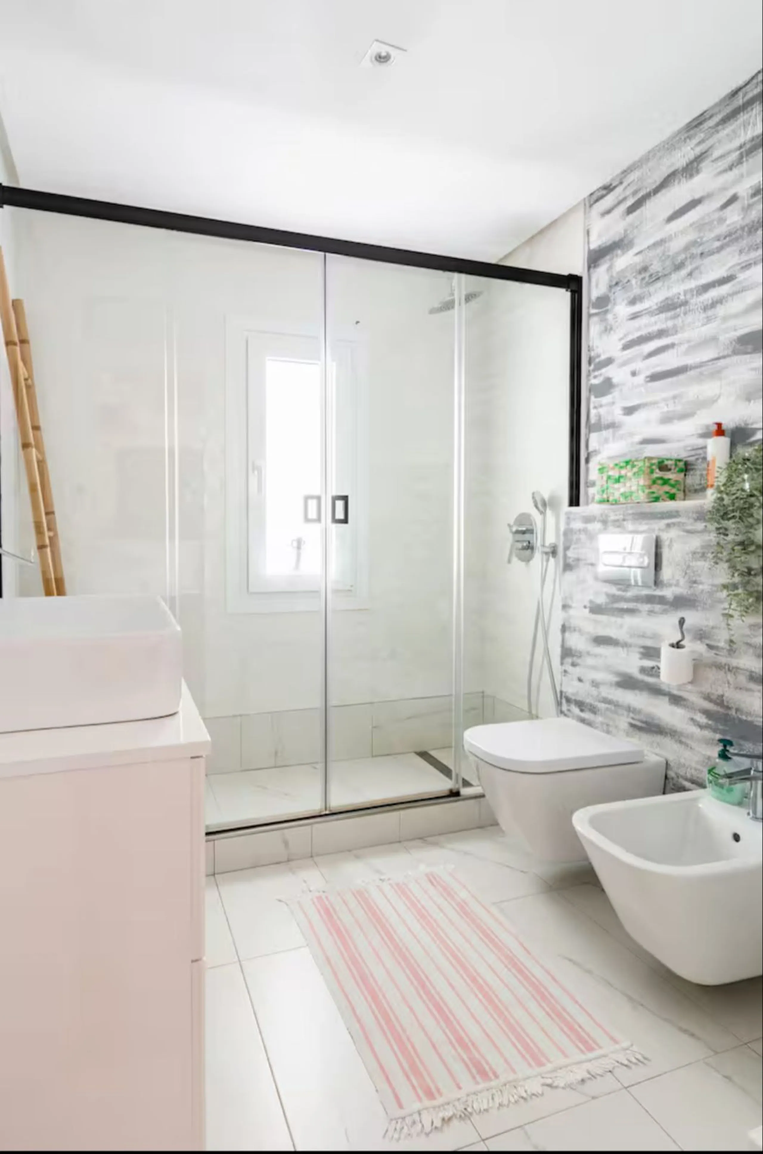Beautiful apartment located in an urbanization on the beachfront and the famous Port of Cabopino.
