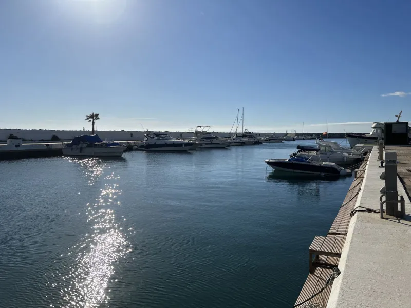 Beautiful apartment located in an urbanization on the beachfront and the famous Port of Cabopino.