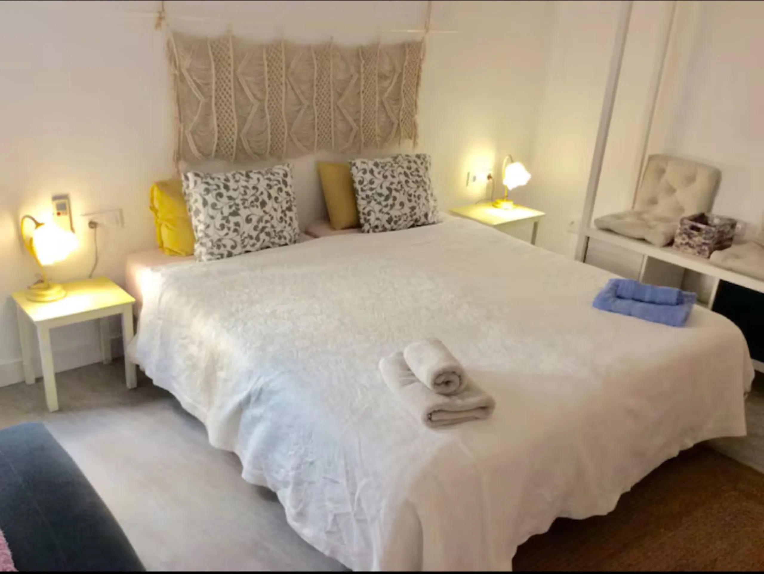Beautiful apartment located in an urbanization on the beachfront and the famous Port of Cabopino.