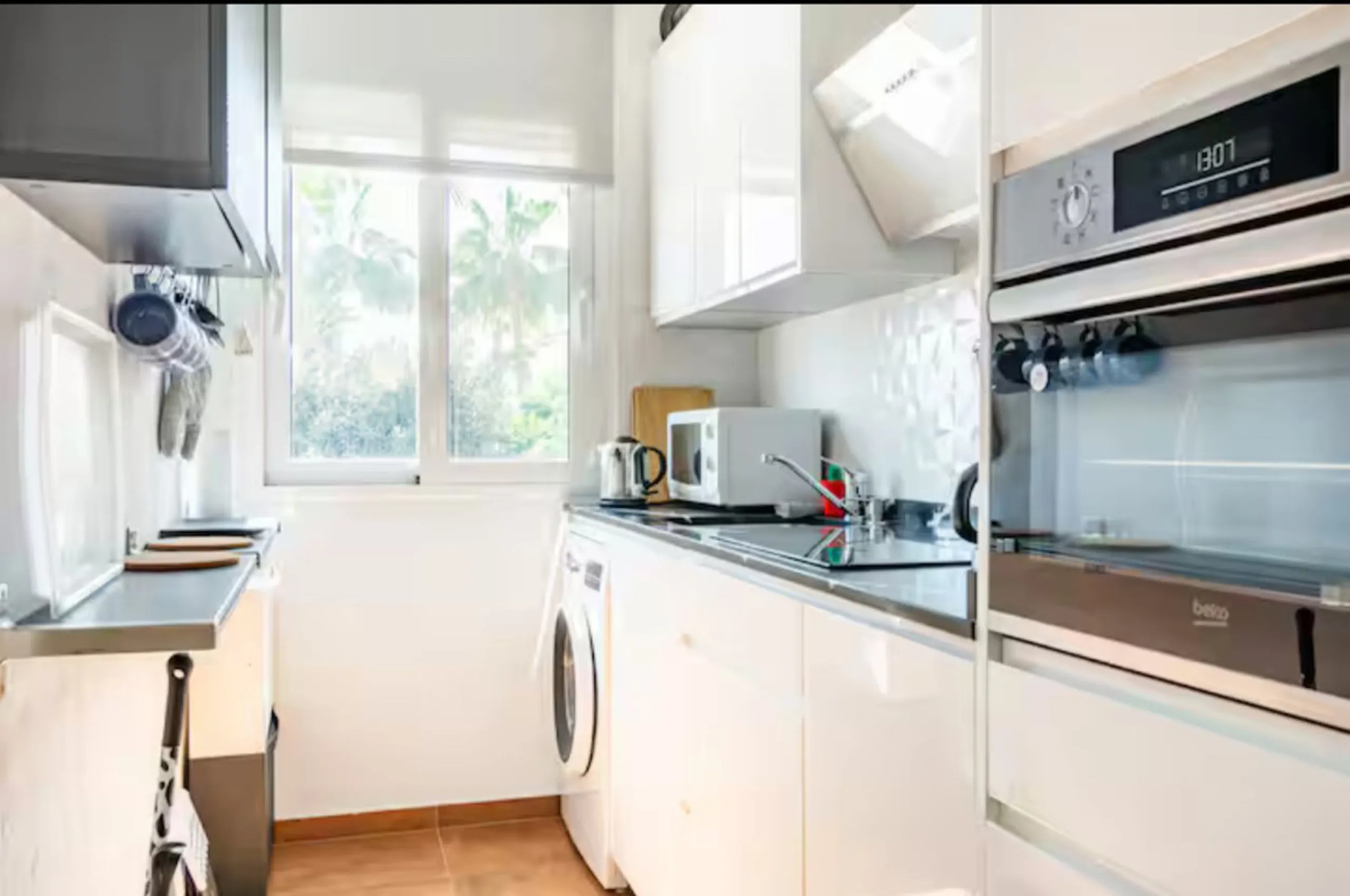 Beautiful apartment located in an urbanization on the beachfront and the famous Port of Cabopino.