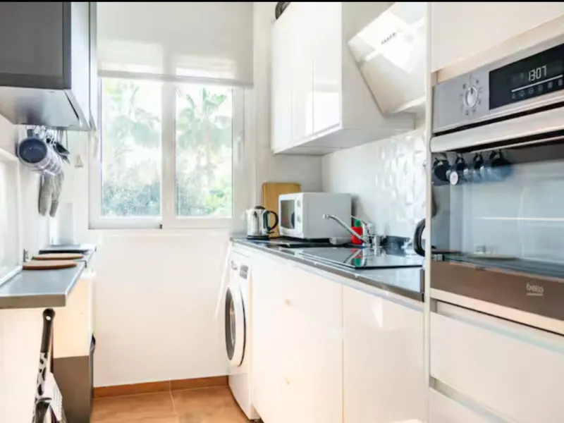 Beautiful apartment located in an urbanization on the beachfront and the famous Port of Cabopino.
