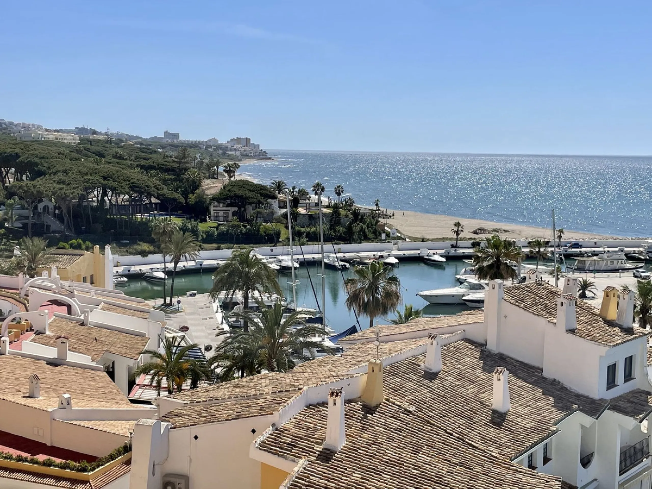 Beautiful apartment located in an urbanization on the beachfront and the famous Port of Cabopino.