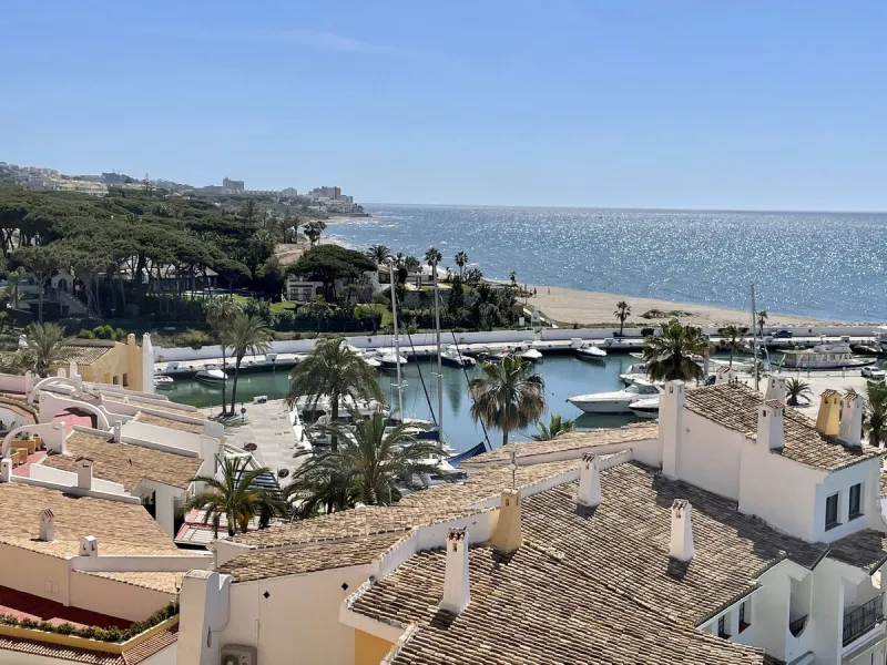 Beautiful apartment located in an urbanization on the beachfront and the famous Port of Cabopino.