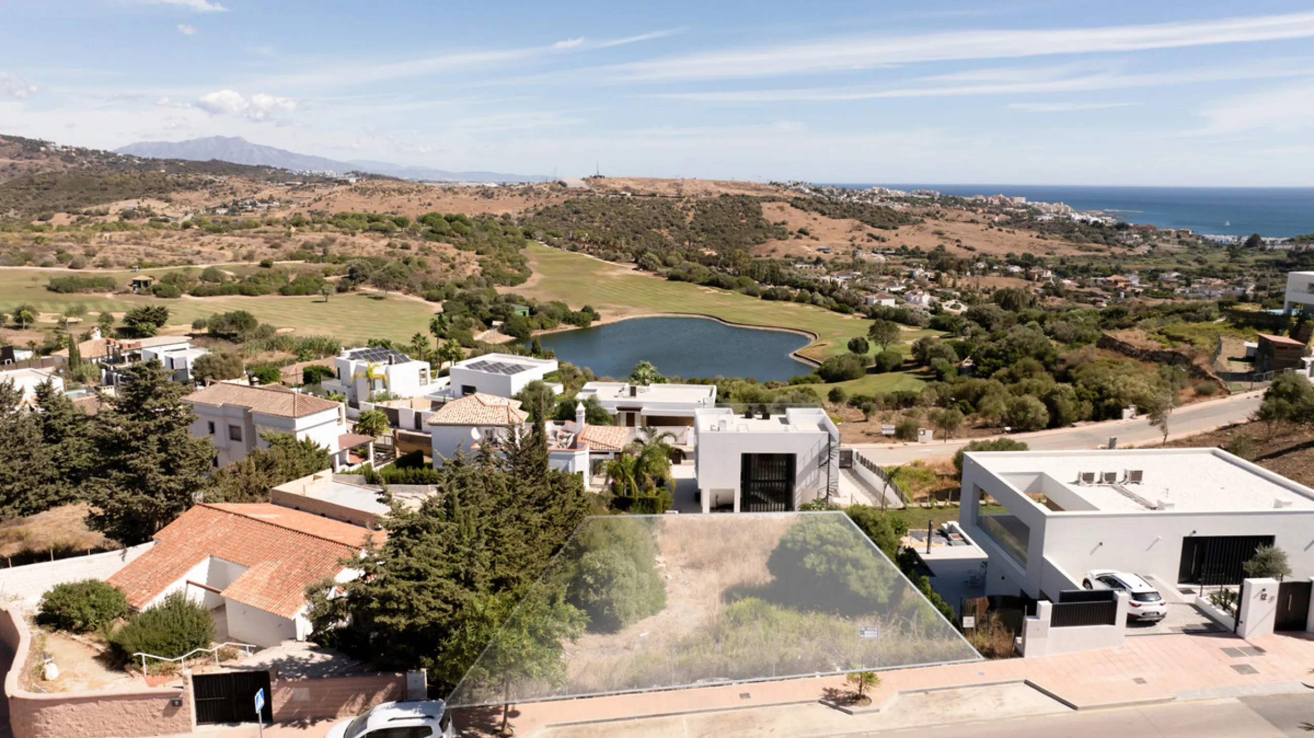 Residential plot with building licence and project in place. All costs involved of the project, registration had been paid by the sellers! It is ready for an imminent start of the construction for the new owner!