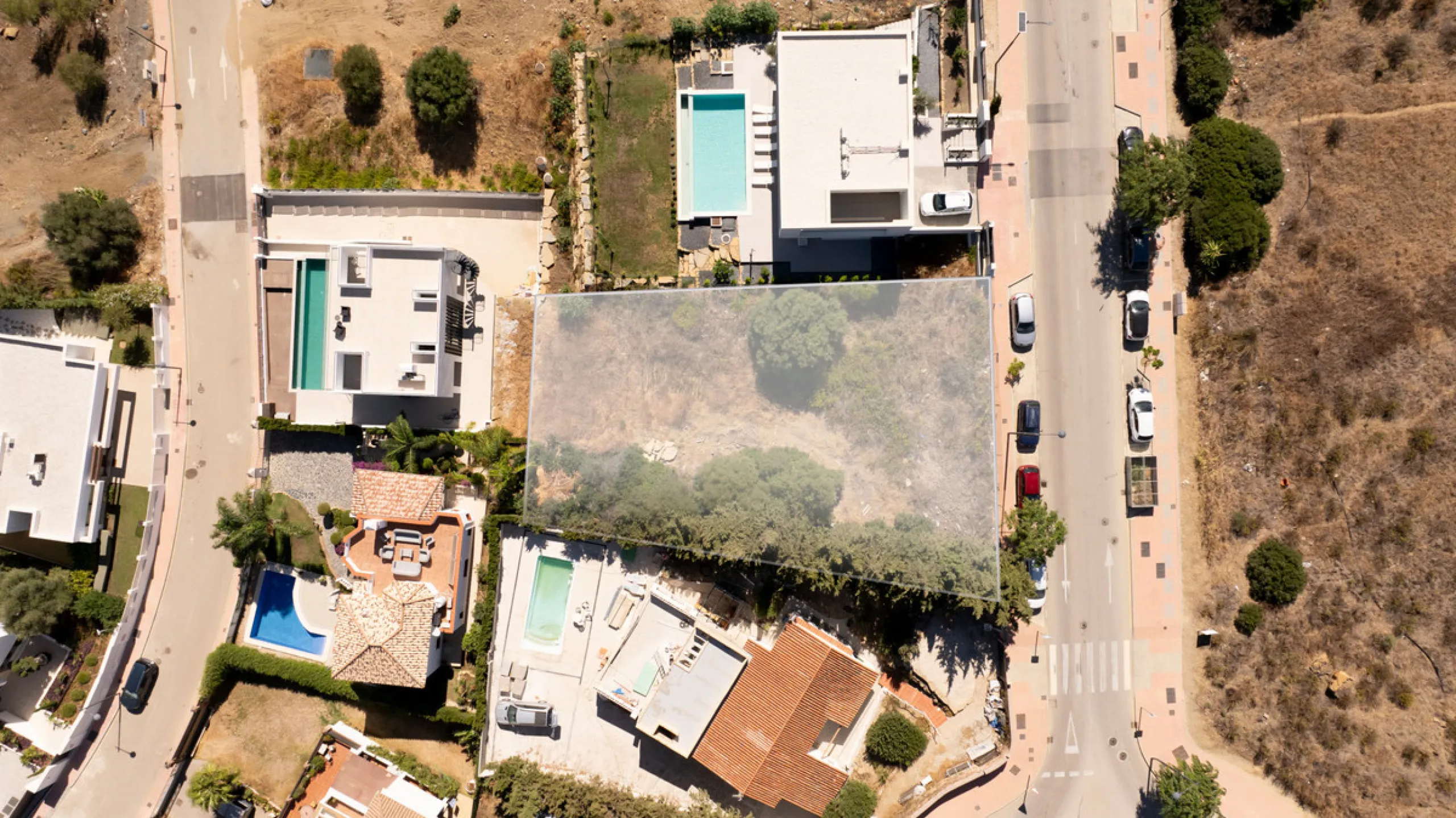 Residential plot with building licence and project in place. All costs involved of the project, registration had been paid by the sellers! It is ready for an imminent start of the construction for the new owner!