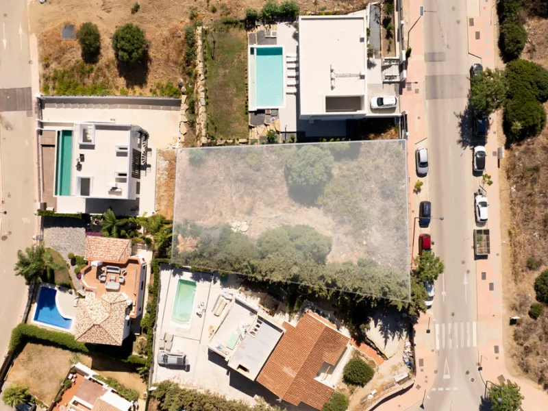 Residential plot with building licence and project in place. All costs involved of the project, registration had been paid by the sellers! It is ready for an imminent start of the construction for the new owner!