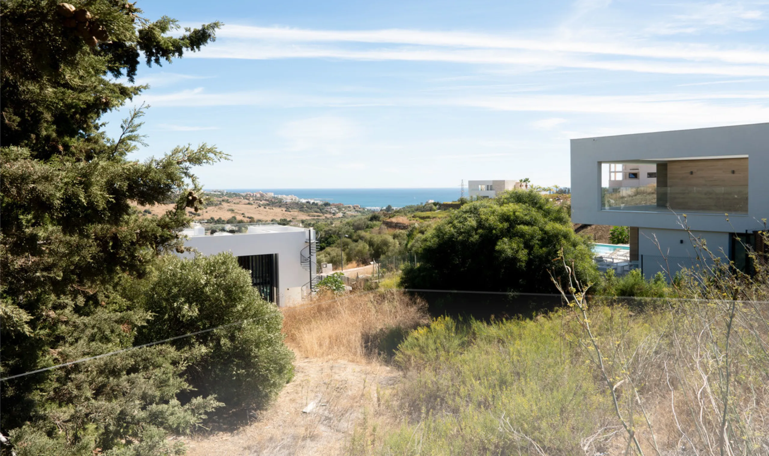 Residential plot with building licence and project in place. All costs involved of the project, registration had been paid by the sellers! It is ready for an imminent start of the construction for the new owner!