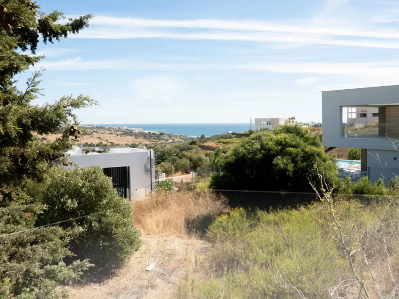 Residential plot with building licence and project in place. All costs involved of the project, registration had been paid by the sellers! It is ready for an imminent start of the construction for the new owner!