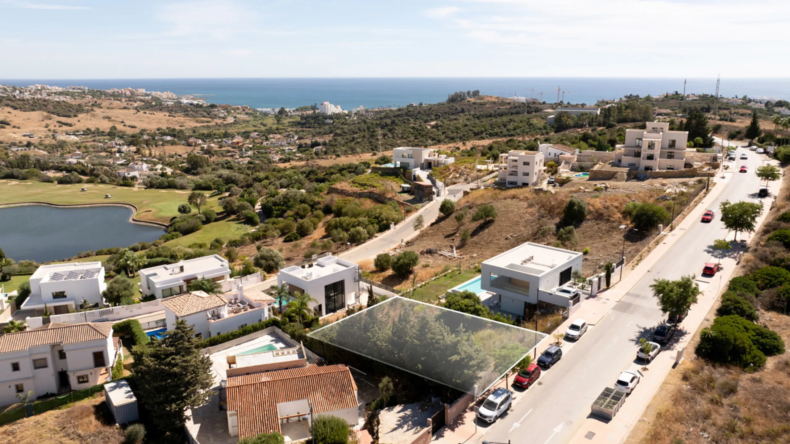 Residential plot with building licence and project in place. All costs involved of the project, registration had been paid by the sellers! It is ready for an imminent start of the construction for the new owner!