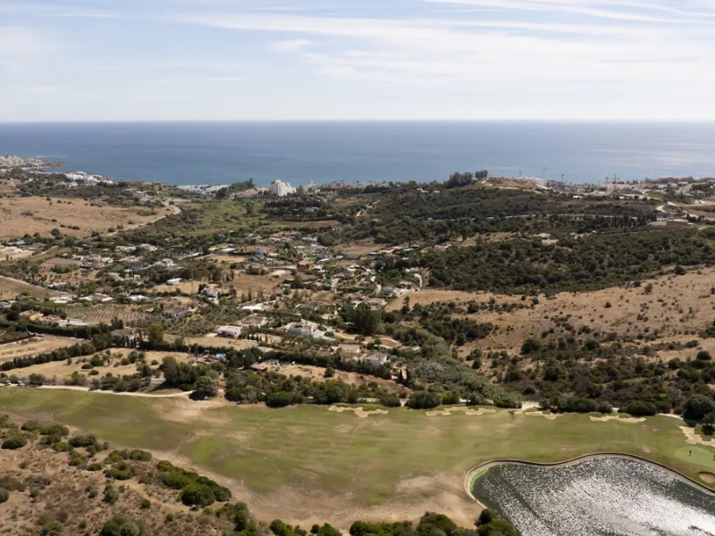 Residential plot with building licence and project in place. All costs involved of the project, registration had been paid by the sellers! It is ready for an imminent start of the construction for the new owner!