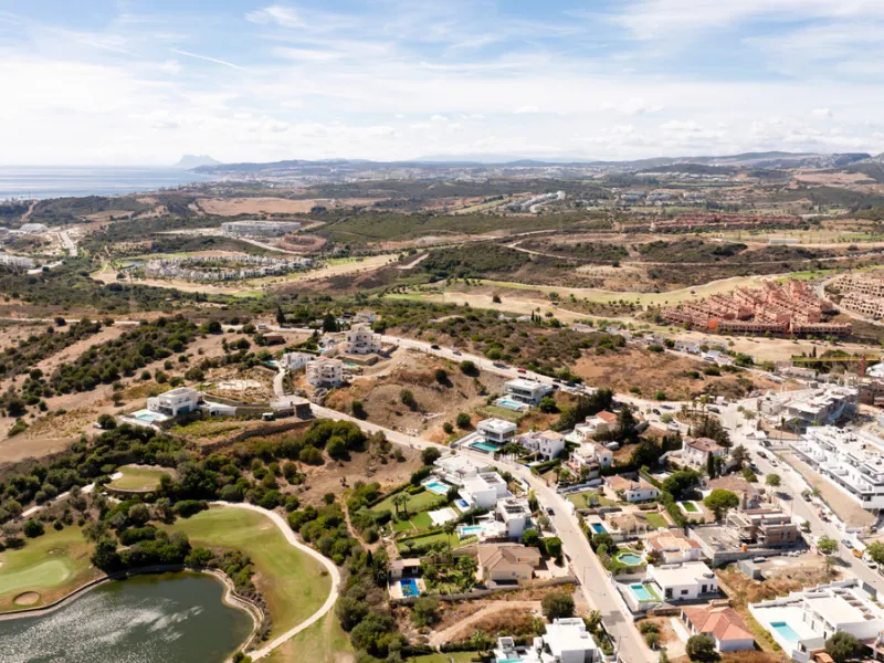 Residential plot with building licence and project in place. All costs involved of the project, registration had been paid by the sellers! It is ready for an imminent start of the construction for the new owner!