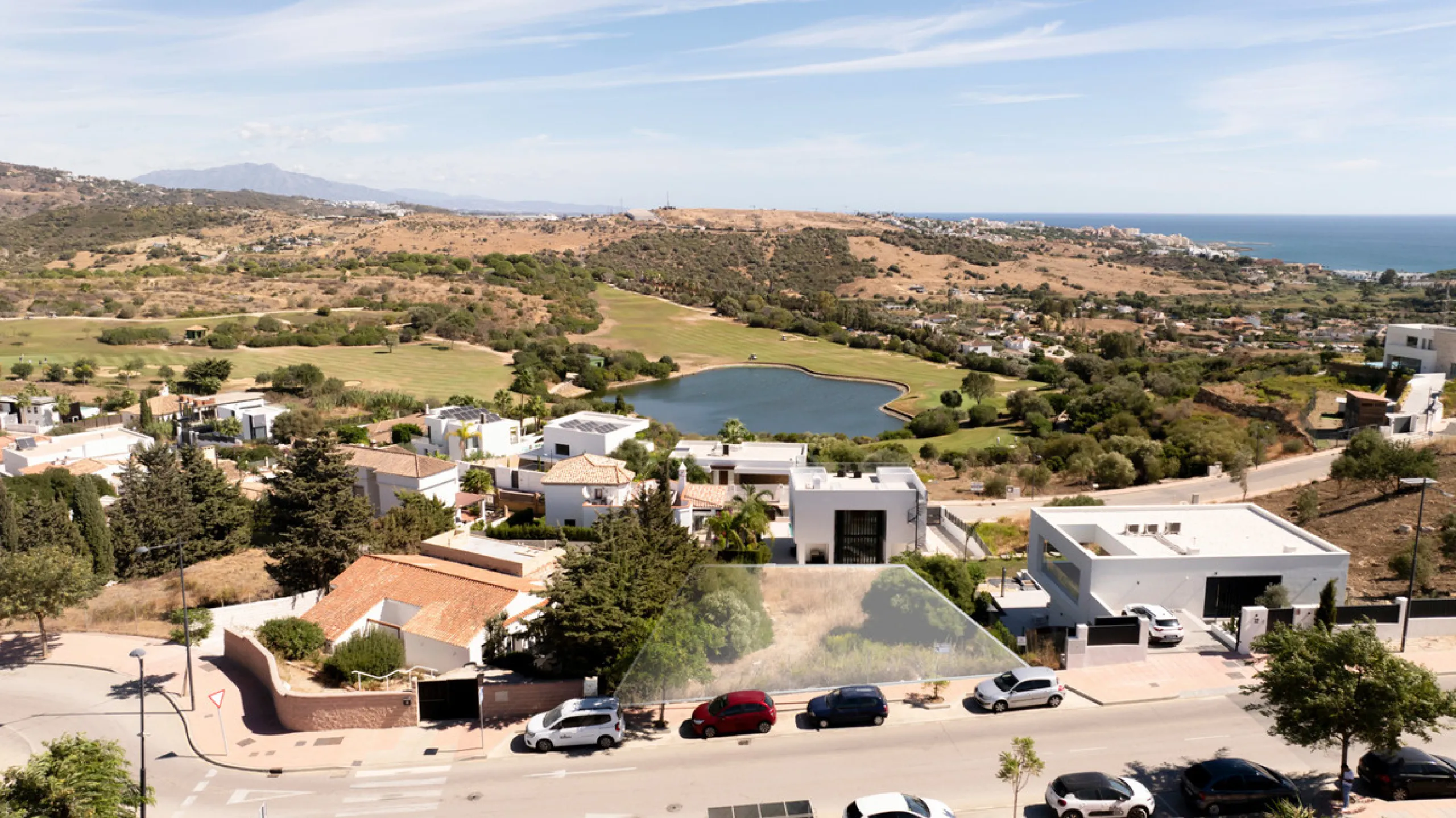 Residential plot with building licence and project in place. All costs involved of the project, registration had been paid by the sellers! It is ready for an imminent start of the construction for the new owner!
