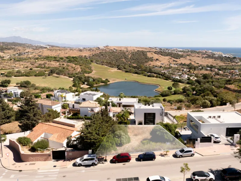 Residential plot with building licence and project in place. All costs involved of the project, registration had been paid by the sellers! It is ready for an imminent start of the construction for the new owner!